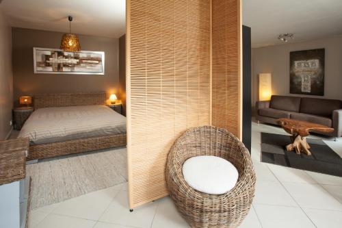 卡斯泰尔诺勒莱卡斯泰尔诺露台酒店的一间卧室配有一张床和藤椅