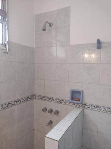圣罗莎Casa en Santa Rosa的白色的浴室设有淋浴和水槽