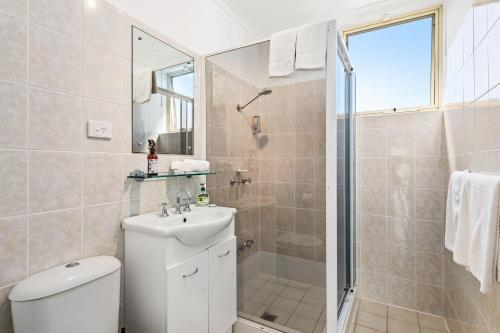 尼尔森湾Little Hut Unit 3 20 Kurrawa Close的浴室配有卫生间、盥洗盆和淋浴。