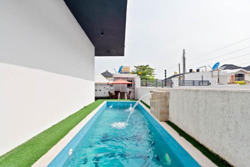 莱基SID LUXURY SHORTLET LEKKI - Lagos with Swimming Pool, PS 5, Snooker & Table Tennis的屋顶上的游泳池