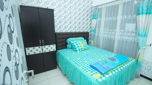 巴图Villa Shiny with Karaoke & Chill Spot的一间带床和橱柜的小卧室