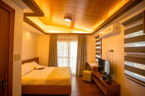 San MateoEstancia de lorenzo的一间卧室配有一张床和一台电视