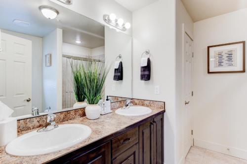 摩押Luxury 2 Bedroom Condos - Moab Elevated的一间带两个盥洗盆和大镜子的浴室