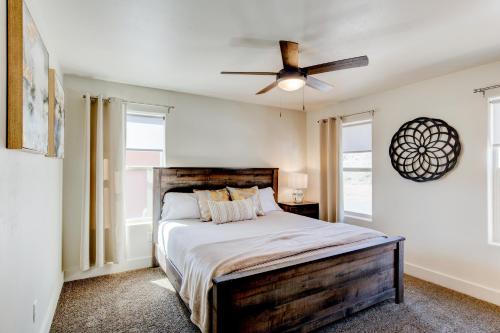 摩押Luxury 2 Bedroom Condos - Moab Elevated的一间卧室配有一张床和吊扇