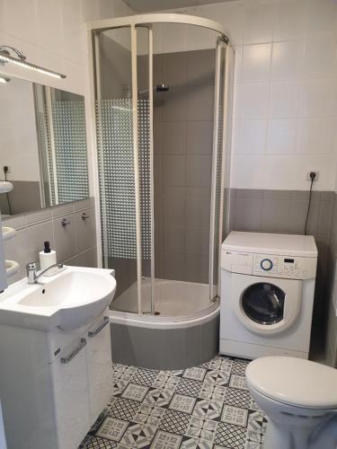 厄尔科Apartament przy promenadzie的浴室配有卫生间水槽和洗衣机。