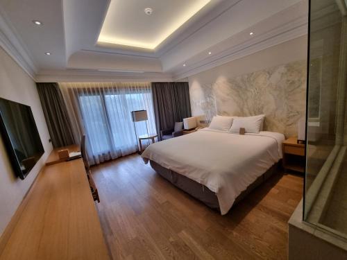 金海市松树林酒店的酒店客房设有床和窗户。