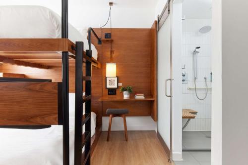 纽约阿罗苏荷酒店的一间小卧室,配有双层床和书桌