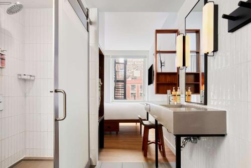 纽约阿尔罗诺玛德酒店的一间带水槽和镜子的浴室