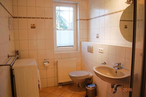黑灵斯多夫Strandoase-Whg-16的一间带卫生间和水槽的浴室