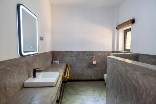 贝岛Swisscocobeach的一间带水槽和镜子的浴室