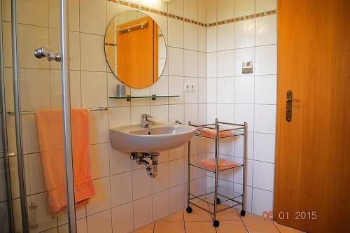 黑灵斯多夫Strandoase-Whg-13的一间带水槽、镜子和淋浴的浴室