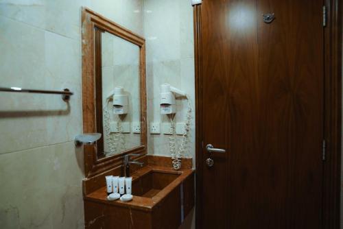 麦加Nour Al Thuria Hotel的一间带水槽和镜子的浴室