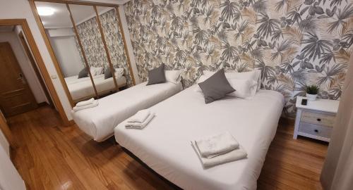 扎鲁亚斯伊巴尔膳食旅馆的壁纸客房内的2张白色床