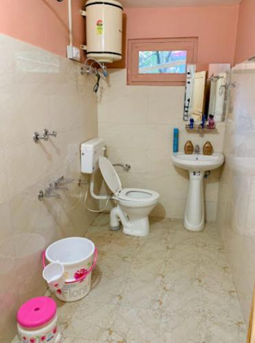 本贾尔RRR COTTAGES AND TREE HOUSE BY WB RESORTS的一间带卫生间和水槽的浴室