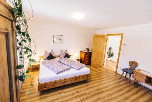 阿尔迪诺Stimpflhof的一间卧室配有一张床,铺有木地板