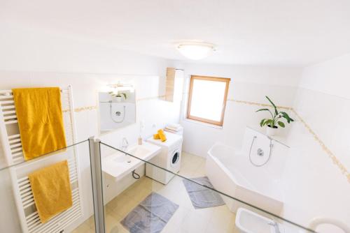 阿尔迪诺Stimpflhof的白色的浴室设有水槽和卫生间。
