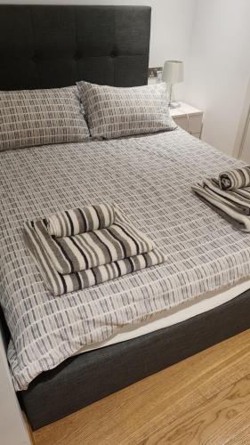 直布罗陀Ocean Spa Plaza Resort Apartment的床上有毯子和枕头