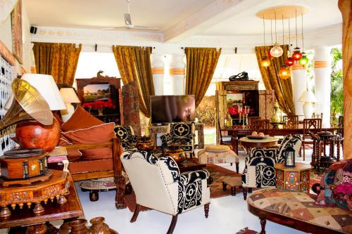 马林迪非洲度假别墅酒店的客厅配有家具和电视。