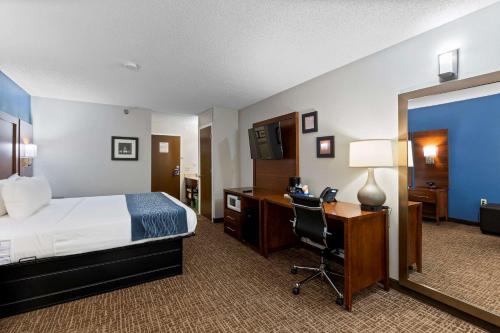 黑泽尔伍德Comfort Inn & Suites St Louis-Hazelwood的酒店客房配有一张床和一张带电脑的书桌