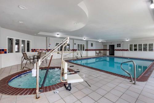 达拉斯I-35E核桃山品质套房酒店的大楼内一个带滑梯的大型游泳池