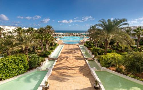 乌姆苏克杰尔巴皇宫丽笙度假酒店及海水浴的享有度假村游泳池的空中景致