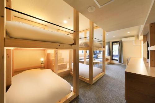 箱根麦尔维尔箱根强罗酒店的一间设有四张双层床的客房