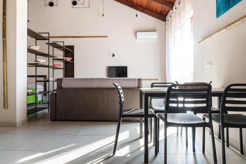 PeritoBorgo del Bambù的一间用餐室,配有黑色椅子和桌子