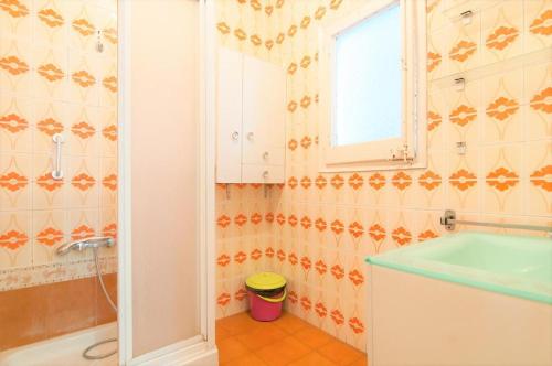 巴塞罗那Room in Guest room - Private room with sunny terrace of 200m2 3的一间带水槽和窗户的浴室