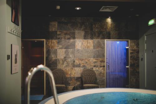 伯明翰马尔马逊伯明翰酒店的浴室配有蓝色海水浴缸