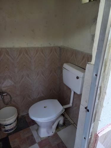 博卡拉The Freedom Huts的一间位于客房内的白色卫生间的浴室