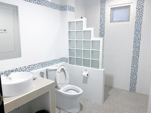 盼武里SP view Resort的白色的浴室设有卫生间和水槽。