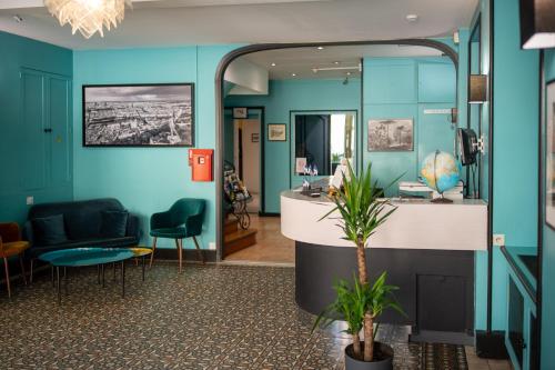里昂诺曼底酒店的一间拥有蓝色墙壁和镜子的等候室