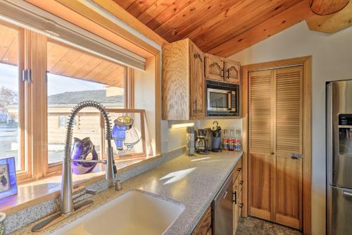 费尔班克斯Fairbanks Log Cabin with Waterfront Deck and Views!的厨房设有水槽和窗户。