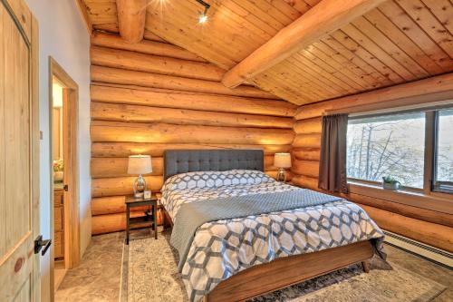 费尔班克斯Fairbanks Log Cabin with Waterfront Deck and Views!的小木屋内一间卧室,配有一张床