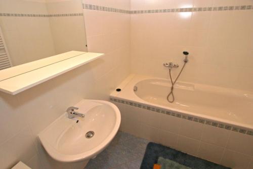 伏尔塔瓦河畔利普诺多奇假日公寓的一间带水槽、浴缸和卫生间的浴室