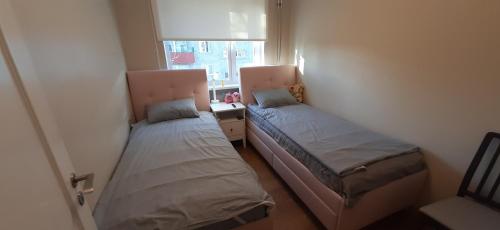 塔林Sääse 3 Apartment的小型客房 - 带2张床和窗户