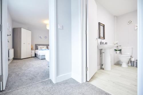 大雅茅斯homely - Great Yarmouth Beach Apartments的白色的浴室设有水槽和卫生间。