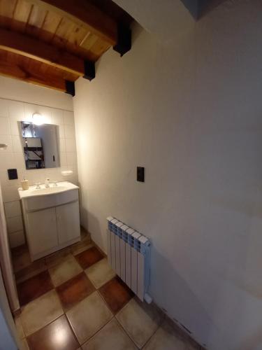 卢汉德库约Casa La Encantada, en el pedemonte mendocino的一间带水槽和镜子的浴室