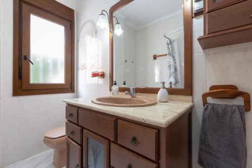 马拉加Casa Guadalmar的一间带水槽、卫生间和镜子的浴室