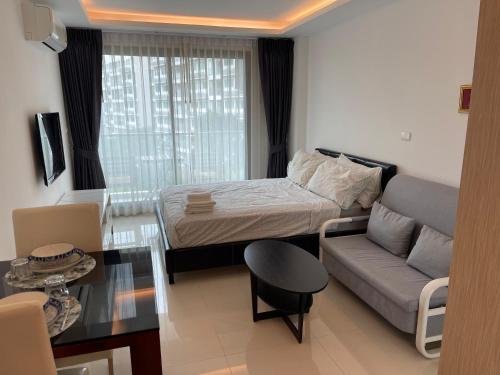 乔木提恩海滩Laguna Beach Resort 3 Maldives的一个小客厅,配有一张床和一张沙发