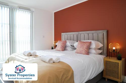 莱斯特Syster Properties Leicester large home for Contractors, Families , Groups的一间卧室配有一张大床和毛巾