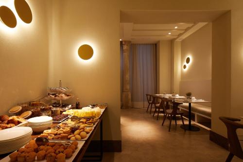 威尼斯戴德格玛尼酒店的餐厅提供自助餐,包括餐桌
