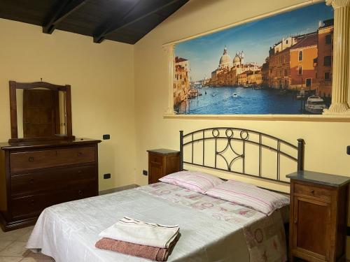 瓦尔蒙托内佩雷托住宿加早餐旅馆的一间卧室配有一张壁画大床