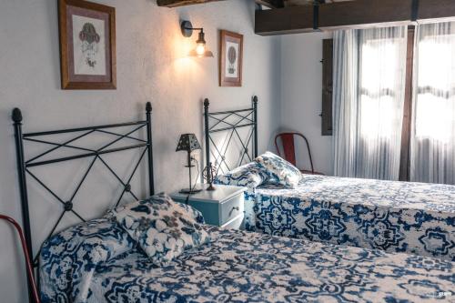卡韦苏埃拉德尔瓦列赫尔特乡村民宿的卧室内两张并排的床