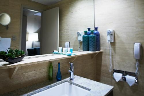 迈阿密迈阿密国际机场酒店的一间带水槽和镜子的浴室