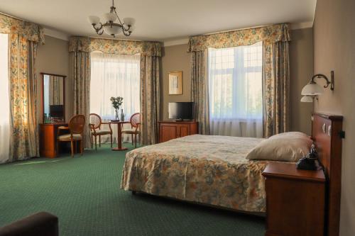 布拉格布拉格联合酒店的酒店客房 - 带一张床和用餐室