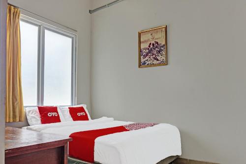 当格浪OYO 91849 Karawaci Taman Permata 5的一间卧室设有一张床和一个窗口