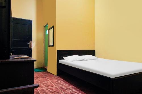 肯达利OYO 91855 Big Hotel Kendari的卧室配有白色的床