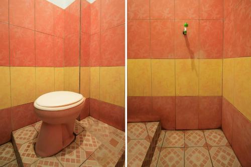肯达利OYO 91855 Big Hotel Kendari的浴室两张照片,带卫生间