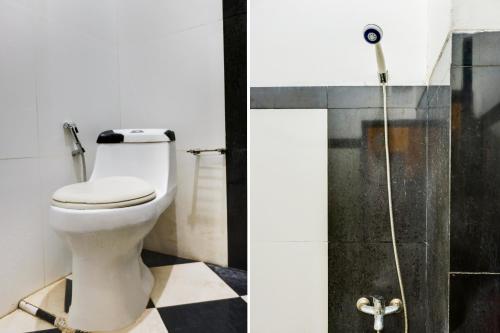 名古屋SPOT ON 91887 Penginapan Rindu的浴室设有卫生间和淋浴,两幅图片